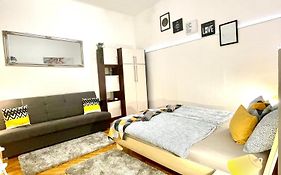 Small Cosy Apartment Near The Famous Westend City Center